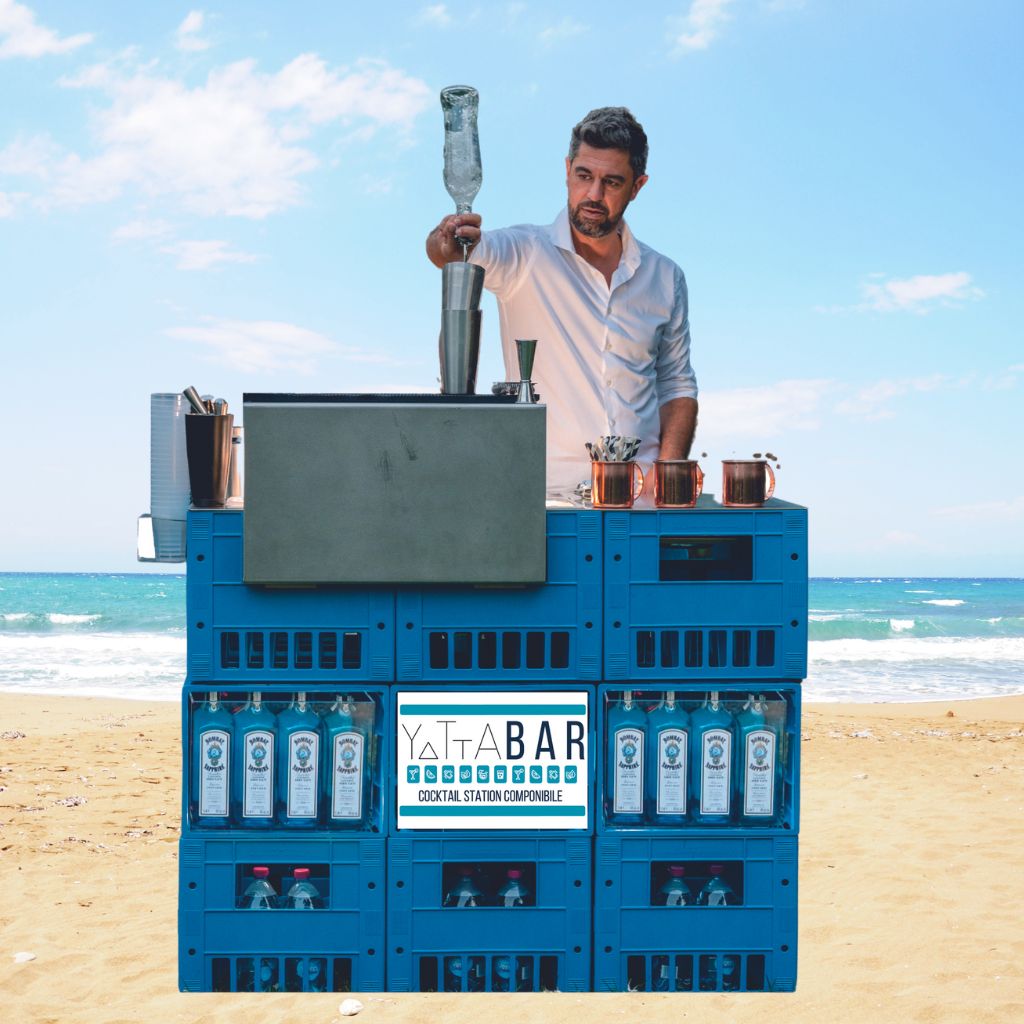 Bartender al lavoro sulla bar station Yattabar in spiaggia